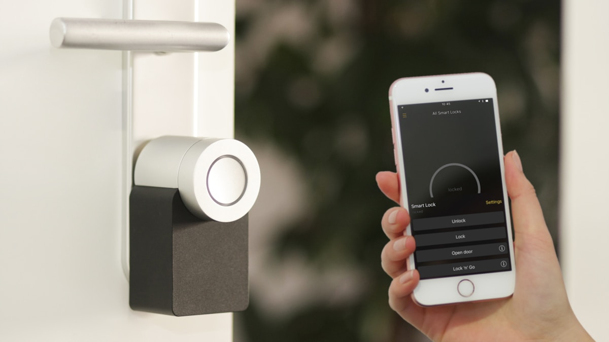 Leer artículo completo: Aliro: El Nuevo Estándar Universal de Llaves Digitales para Cerraduras Inteligentes Apertura de cerradura inteligente mediante llave digital Aliro en smartphone y smartwatch