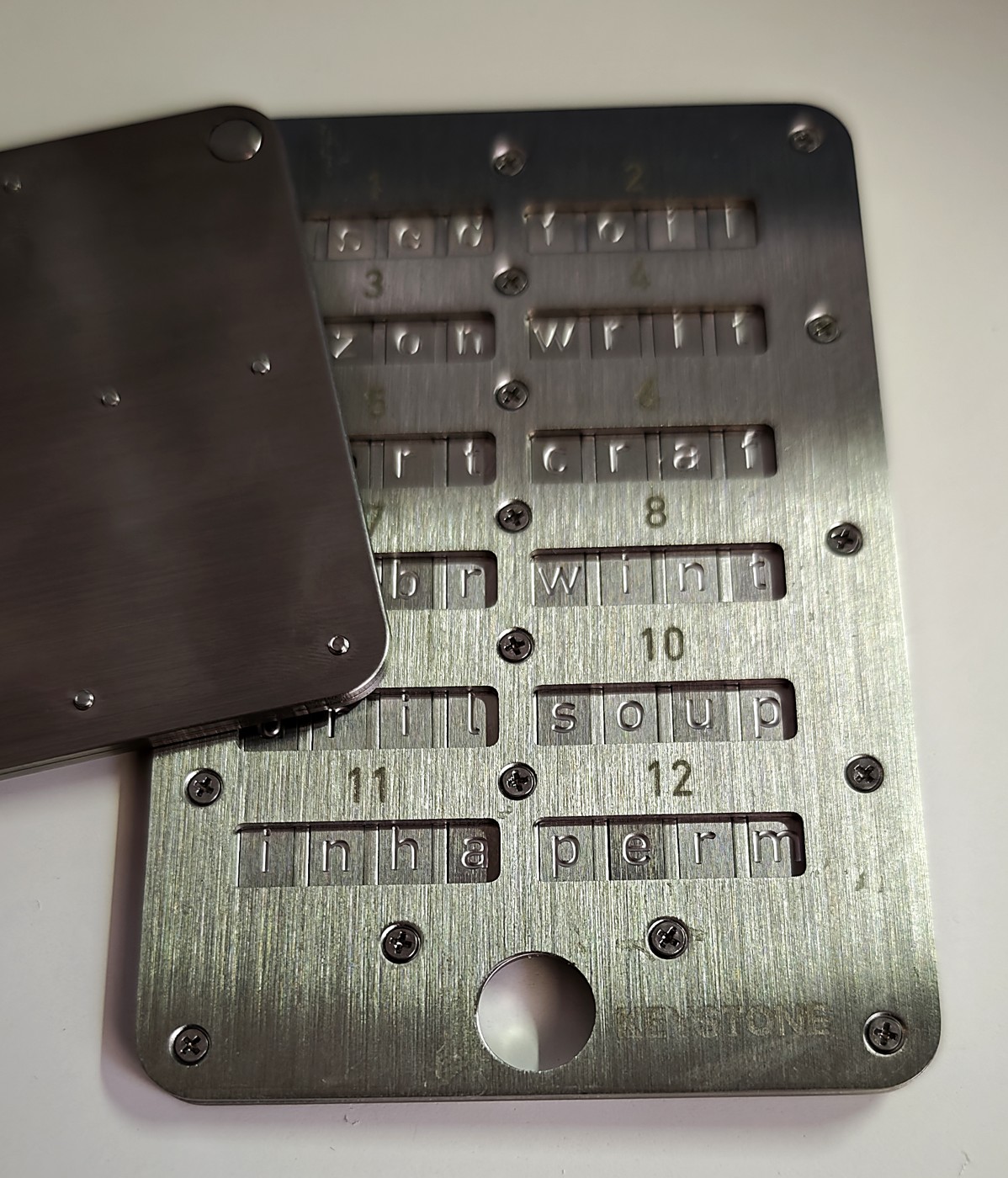 Fotografía técnica oficial de Cartera de acero 24+1 con placa de metal para cripto Bitcoin y cripto - Vista frontal con fondo blanco