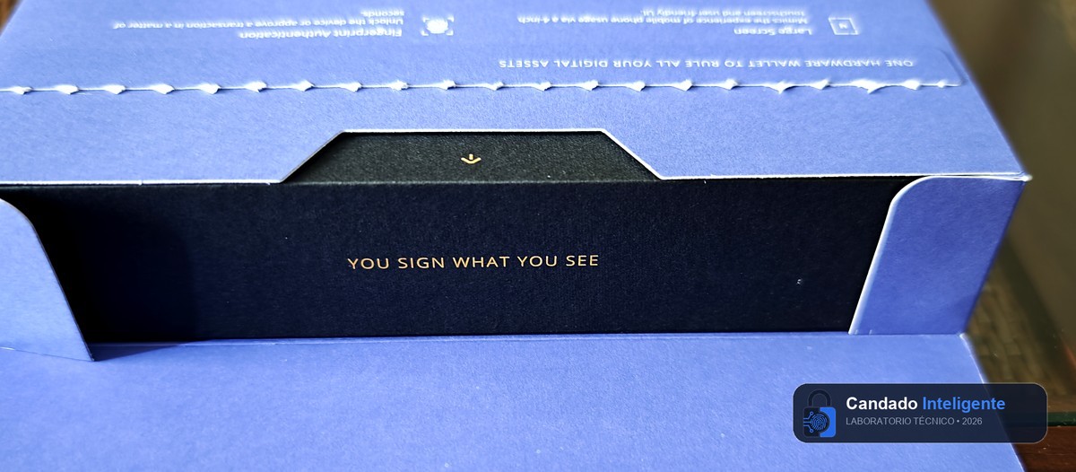 Detalle de apertura en nuestro banco de pruebas: solapa con el lema ‘YOU SIGN WHAT YOU SEE’ en letras doradas y precinto de seguridad rasgado