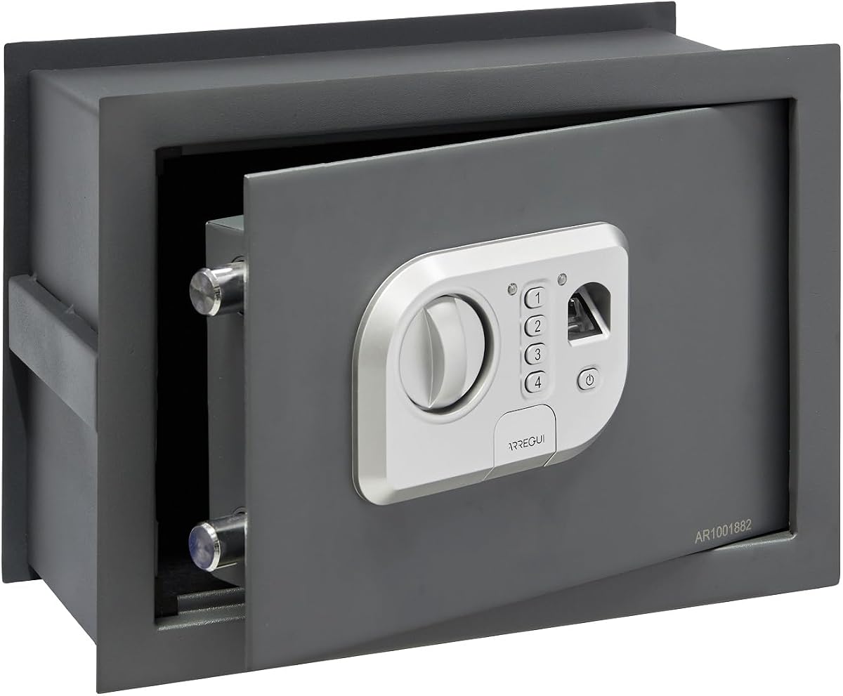 Ver especificaciones técnicas y precio actualizado de ARREGUI Print 141520 Caja fuerte de empotrar a pared con apertura mediante huella Fotografía técnica oficial de ARREGUI Print 141520 Caja fuerte de empotrar a pared con apertura mediante huella - Vista frontal con fondo blanco