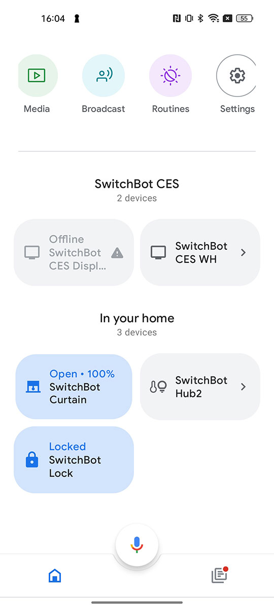 Fotografía técnica oficial de SwitchBot Hub 2 con Soporte Matter, Termómetro, Sensor de Luz y Emisor IR - Vista frontal con fondo blanco