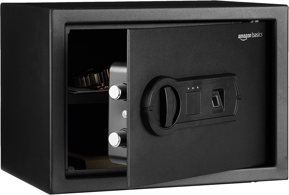 Fotografía técnica oficial de Amazon Basics Caja fuerte de acero para casa, con huella dactilar biométrico, protege - Vista frontal con fondo blanco