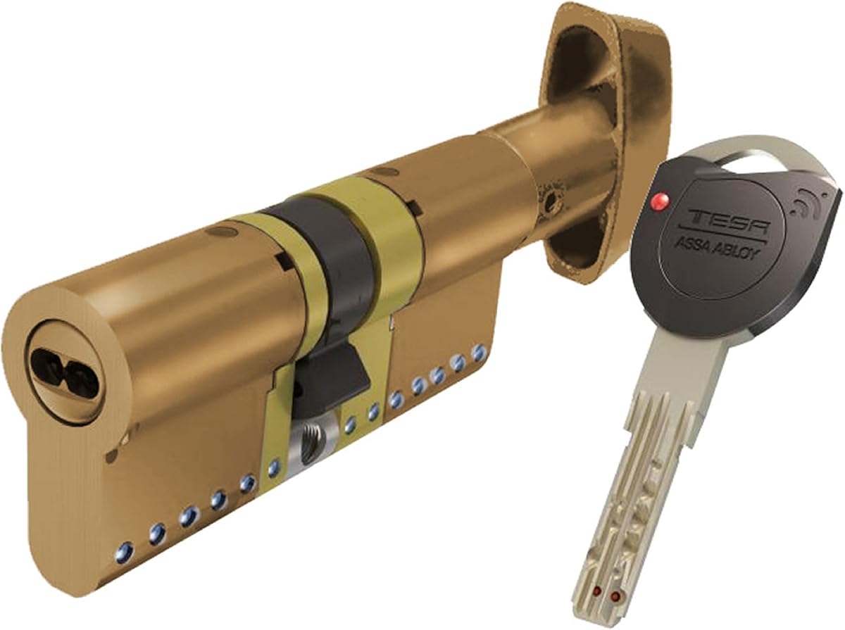 Ver especificaciones técnicas y precio actualizado de Tesa Assa Abloy TK1B3535L Cilindro de Alta Seguridad TK100 Doble Embrague Latonado 35 Fotografía técnica oficial de Tesa Assa Abloy TK1B3535L Cilindro de Alta Seguridad TK100 Doble Embrague Latonado 35 - Vista frontal con fondo blanco