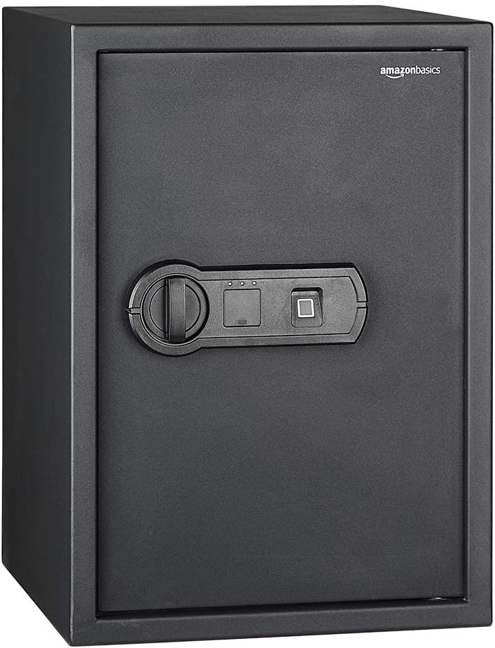 Fotografía técnica oficial de Amazon Basics Electrónico Caja Fuerte con Lector biométrico de Huella Dactilar - 50 - Vista frontal con fondo blanco